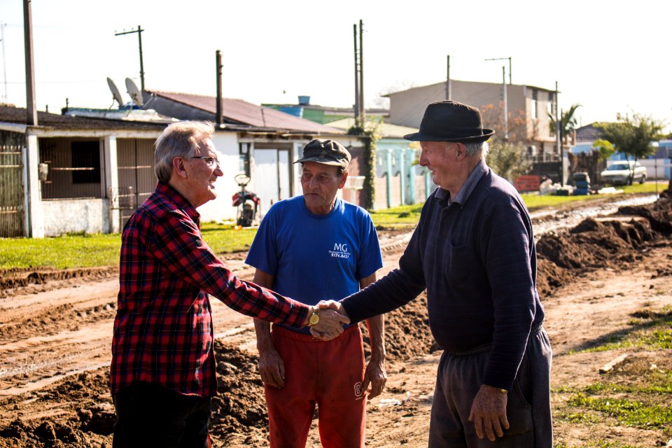 07.08.2019 - Prefeito em exercício Idemar Barz visita obras de esgoto da rua Félix Antonio Caputo - Foto Michel Corvello