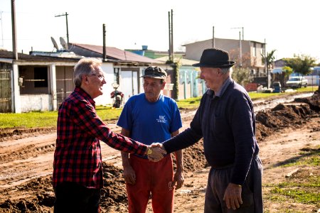 07.08.2019 - Prefeito em exercício Idemar Barz visita obras de esgoto da rua Félix Antonio Caputo - Foto Michel Corvello
