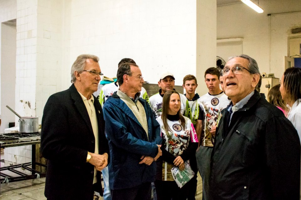 23.07.2019 - Prefeito em exercício Idemar Barz acompanha entrega de alimentos à Santa Casa arrecadados durante a trilha do pessegueiro - Foto Michel Corvello