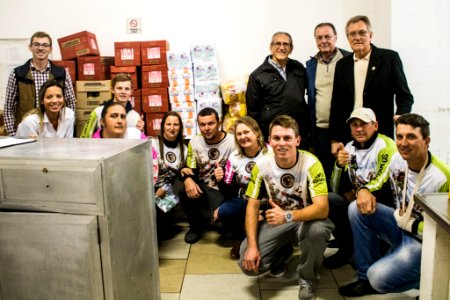 23.07.2019 - Prefeito em exercício Idemar Barz acompanha entrega de alimentos à Santa Casa arrecadados durante a trilha do pessegueiro - Foto Michel Corvello
