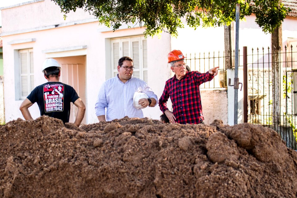 07.08.2019 - Prefeito em exercício Idemar Barz visita obras de esgoto da rua Félix Antonio Caputo - Foto Michel Corvello