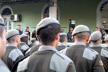 17.07.2019 - Prefeita Paula Mascarenas recebe homenagem dos soldados do 4º BPM - Foto Michel Corvello