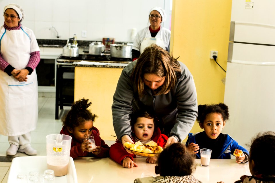 02.08.2019 - Produção de receitas com farinha de arroz pelas merendeiras - Foto: Gustavo Vara