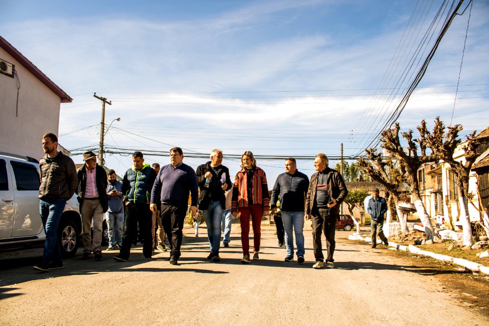 18.07.2019 - Prefeita Paula Mascarenhas realiza caminhada para entrega da rua Francisco Simões no Fragata - Foto Michel Corvello