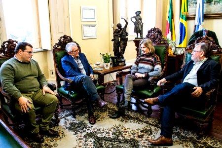 02.07.2019 - Prefeita Paula Mascarenhas recebe visita da Enfil, empresa responsável pela ETA São Gonçalo - Foto Michel Corvello
