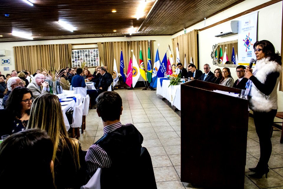 01.07.2019 - Prefeita Paula Mascarenhas prestigia posse conjunta dos Rotarys - Foto Michel Corvello