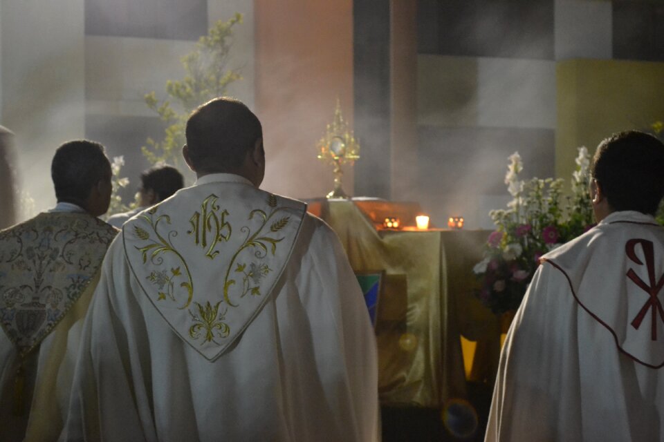 Sanctum blessed sacrament knees