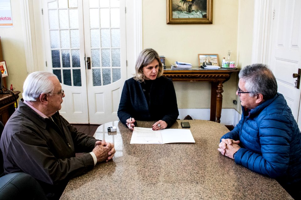 01.07.2019 - Prefeita Paula Mascarenhas realiza assinatura da lei 6.701 do vereador Eneias Clarindo - Foto Michel Corvello