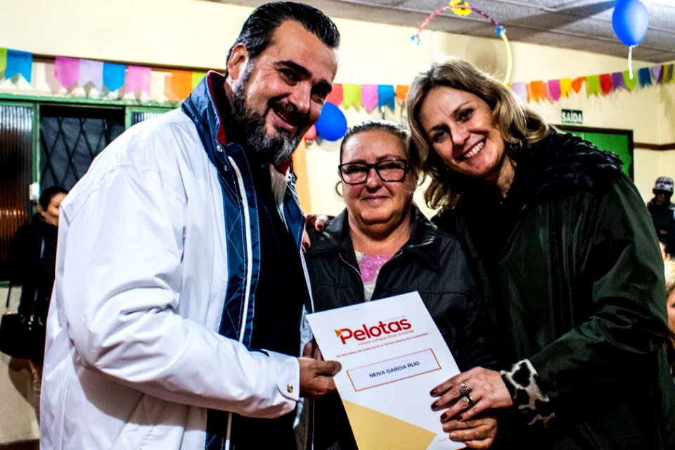 28.06.2019 - Prefeita Paula Mascarenhas prestigia entrega da regularização fundiária para 74 famílias do loteamento Cristovão José dos Santos - Foto Michel Corvello