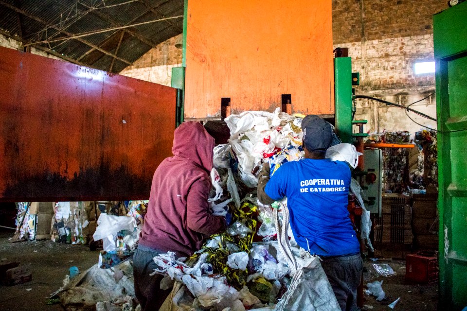 27.06.2019 -  Doação de máquina de prensar latinha para a Cooperativa de Reciclagem da Vila Castilhos - Foto Michel Corvello
