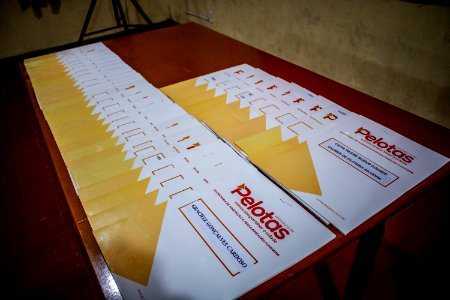 28.06.2019 - Prefeita Paula Mascarenhas prestigia entrega da regularização fundiária para 74 famílias do loteamento Cristovão José dos Santos - Foto Michel Corvello