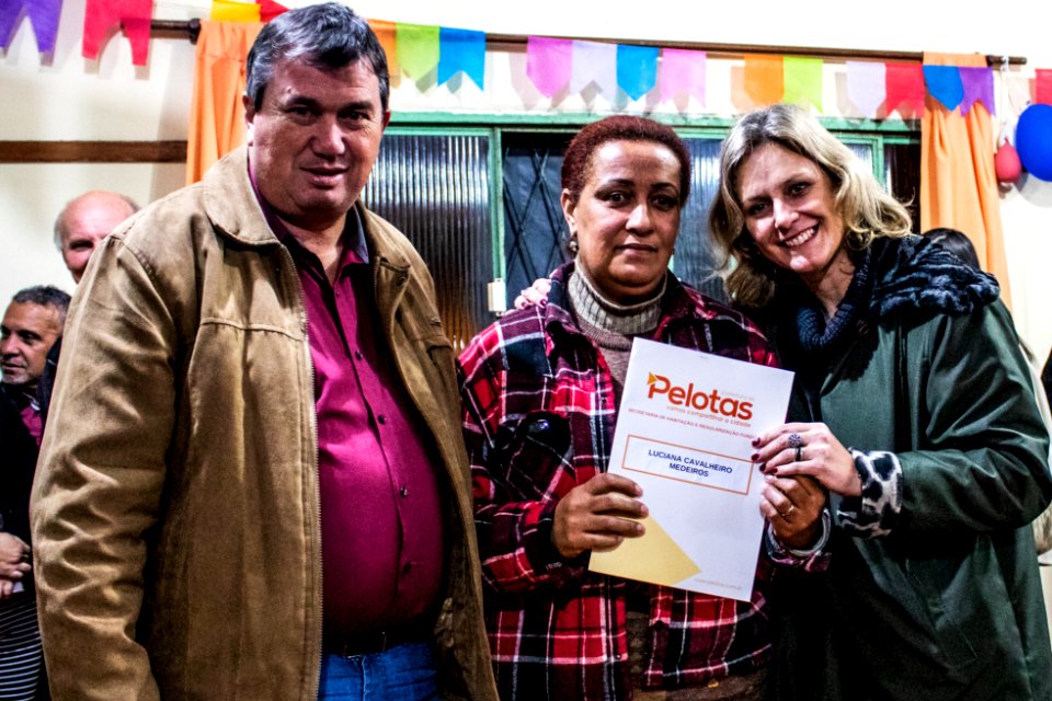 28.06.2019 - Prefeita Paula Mascarenhas prestigia entrega da regularização fundiária para 74 famílias do loteamento Cristovão José dos Santos - Foto Michel Corvello