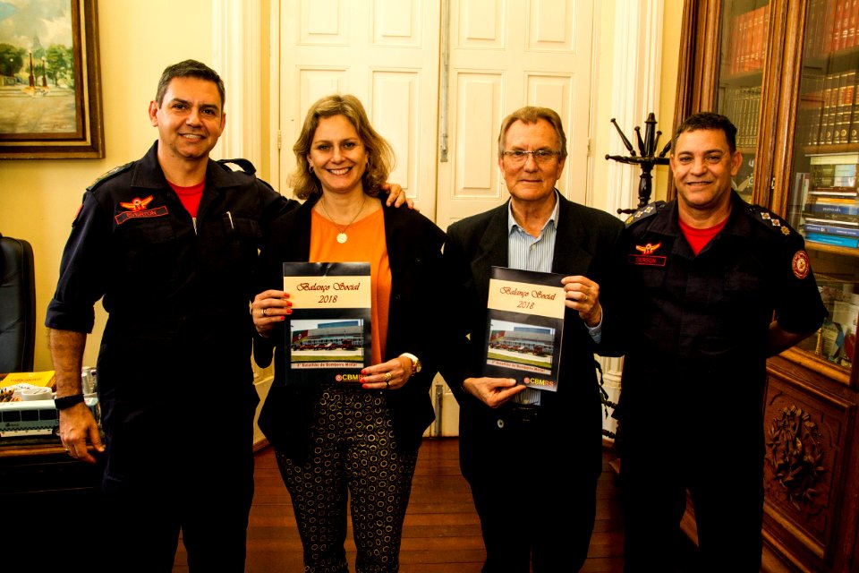 18.06.2019 - Prefeita Paula Mascarenhas em reunião com o comandante da região sul do Corpo de Bombeiros, tenente-coronel Everton, para entrega do balanço social - Foto: Gustavo Vara