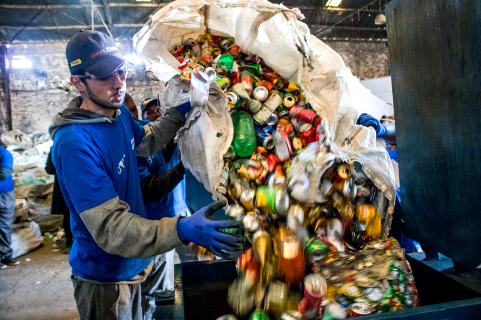 27.06.2019 -  Doação de máquina de prensar latinha para a Cooperativa de Reciclagem da Vila Castilhos - Foto Michel Corvello
