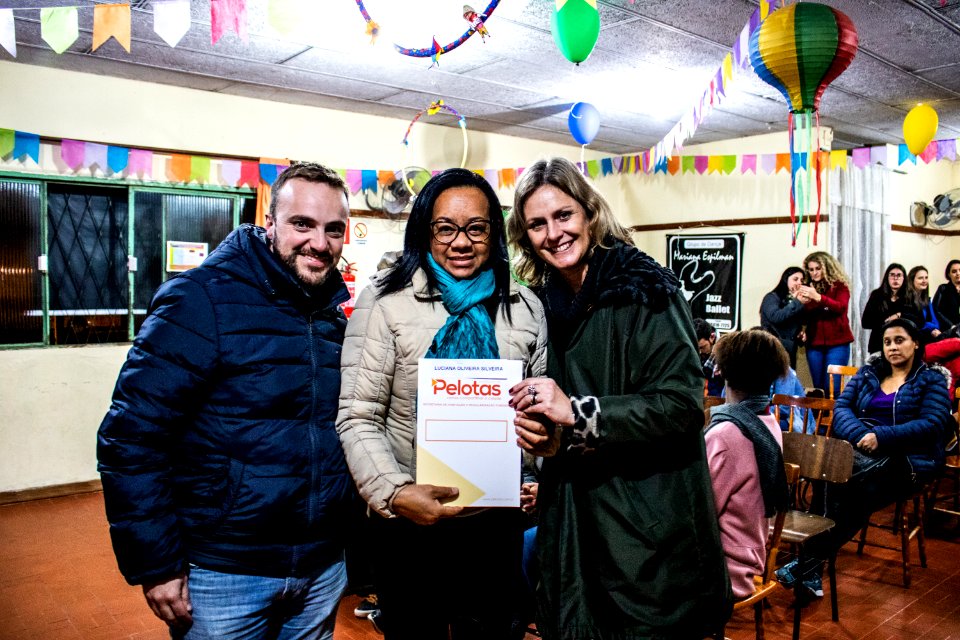28.06.2019 - Prefeita Paula Mascarenhas prestigia entrega da regularização fundiária para 74 famílias do loteamento Cristovão José dos Santos - Foto Michel Corvello