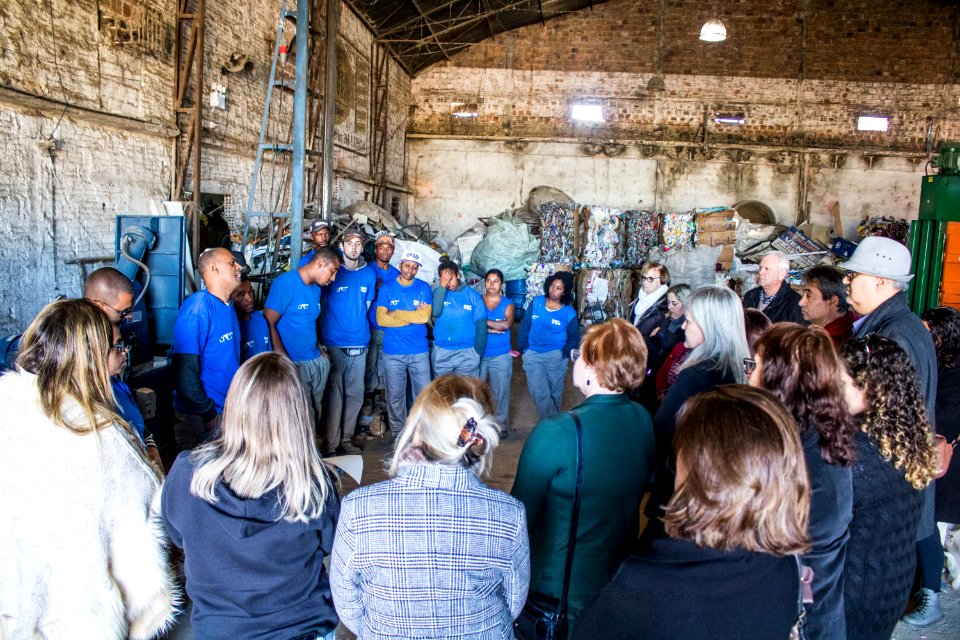 27.06.2019 -  Doação de máquina de prensar latinha para a Cooperativa de Reciclagem da Vila Castilhos - Foto Michel Corvello