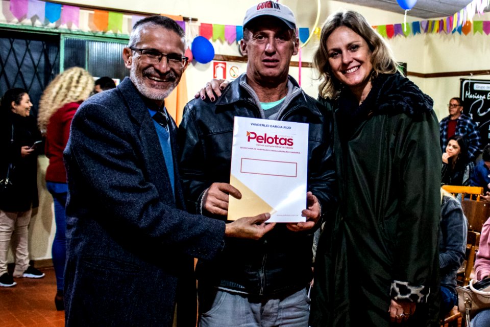 28.06.2019 - Prefeita Paula Mascarenhas prestigia entrega da regularização fundiária para 74 famílias do loteamento Cristovão José dos Santos - Foto Michel Corvello