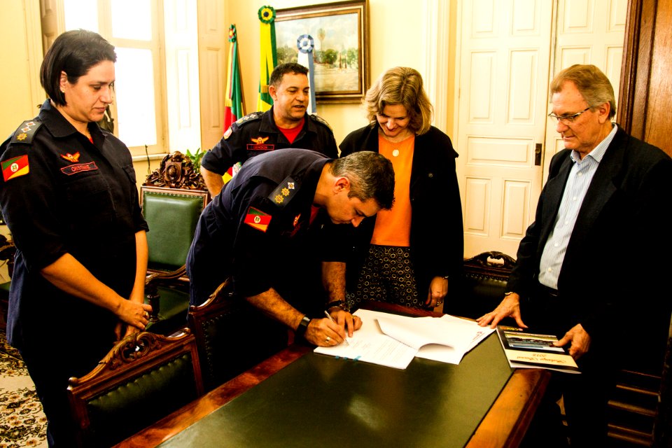 18.06.2019 - Prefeita Paula Mascarenhas em reunião com o comandante da região sul do Corpo de Bombeiros, tenente-coronel Everton, para entrega do balanço social - Foto: Gustavo Vara