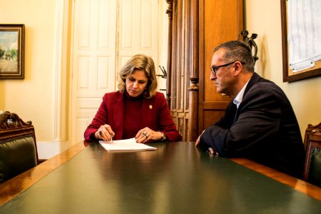 29.05.2019 - Prefeita Paula Mascarenhas realiza assinatura de lei do vereador Marcos Ferreira - Foto Michel Corvello
