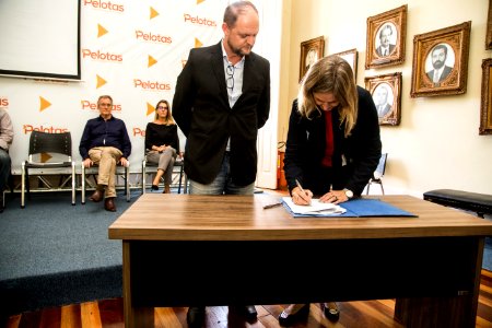 17.04.2019 - Prefeita Paula Mascarenhas realiza assinatura do termo de colaboração entre Prefeitura, via Secretaria de Assistência Social, e CIEE, tendo como objetivo a concessão de apoio para implementação das ações do programa Acesso ao Trabalho alinhad