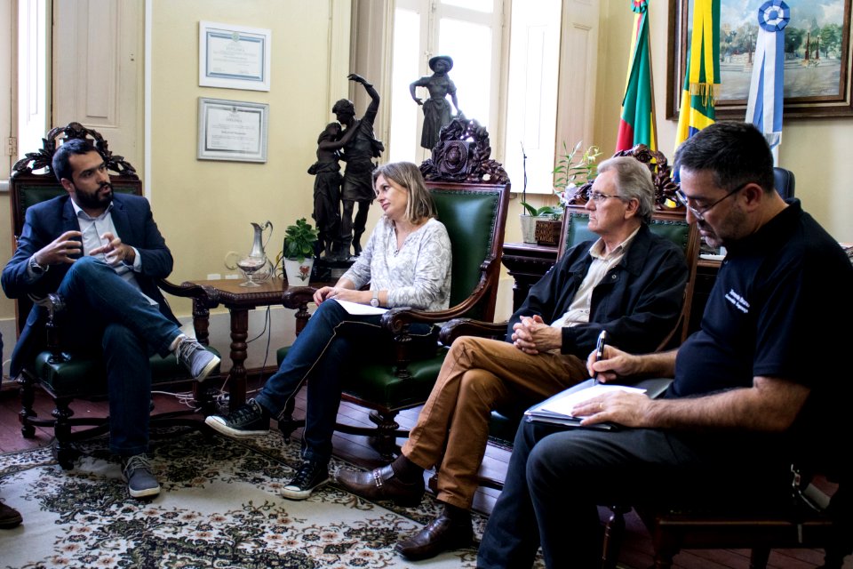 16.04.2019 - Prefeita Paula Mascarenhas e o Vice-prefeito Idemar Barz em reunião com a Ecosul para tratar sobre a iluminação no entorno da cidade - Foto Michel Corvello