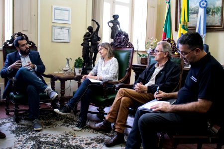 16.04.2019 - Prefeita Paula Mascarenhas e o Vice-prefeito Idemar Barz em reunião com a Ecosul para tratar sobre a iluminação no entorno da cidade - Foto Michel Corvello