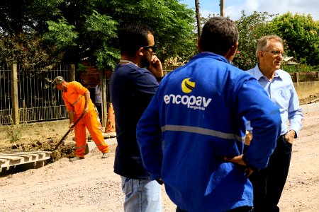 25.03.2019 - Vice-prefeito Idemar e secretário Roberto Ramalho visitam obras Rua Theodoro Born - Foto Michel Corvello