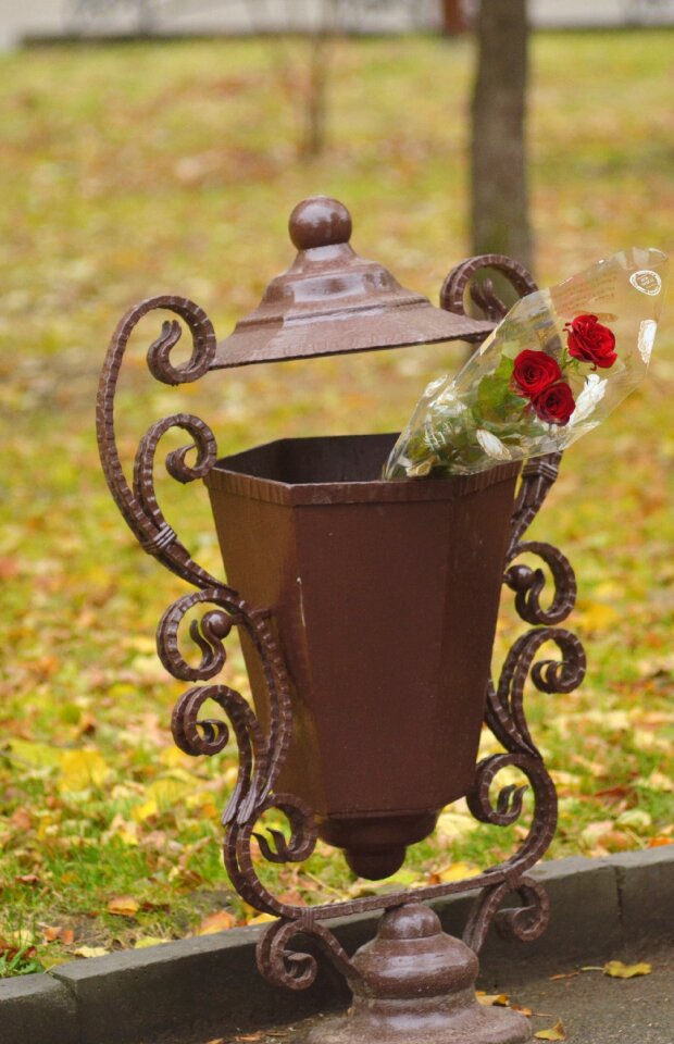 Flowers in an urn did not come the meeting will not be