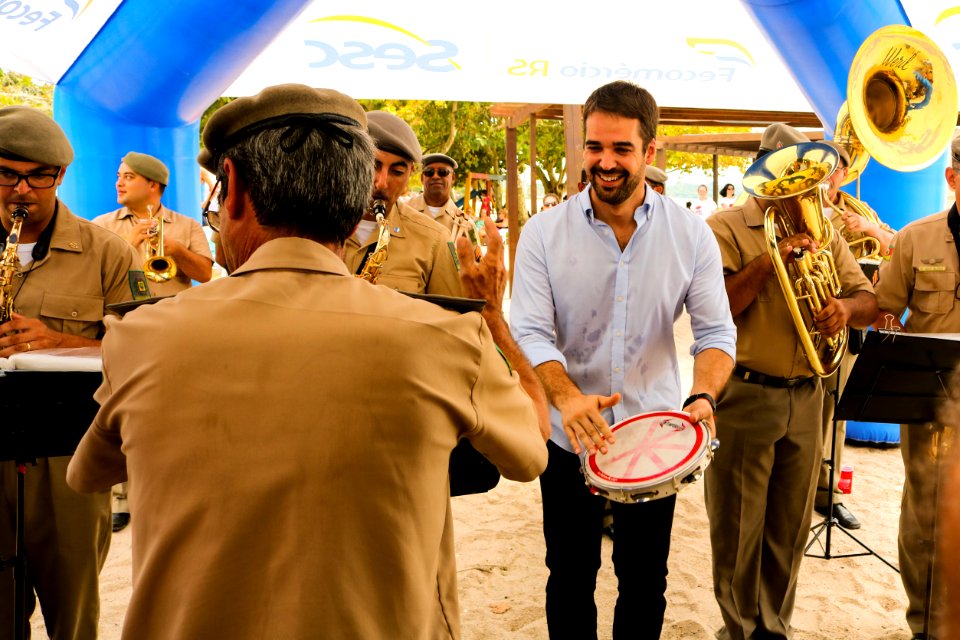 23.02.2019 - Prefeita Paula e governador Eduardo na entrega da medalha aos guarda vidas no Laranjal - Foto Michel Corvello