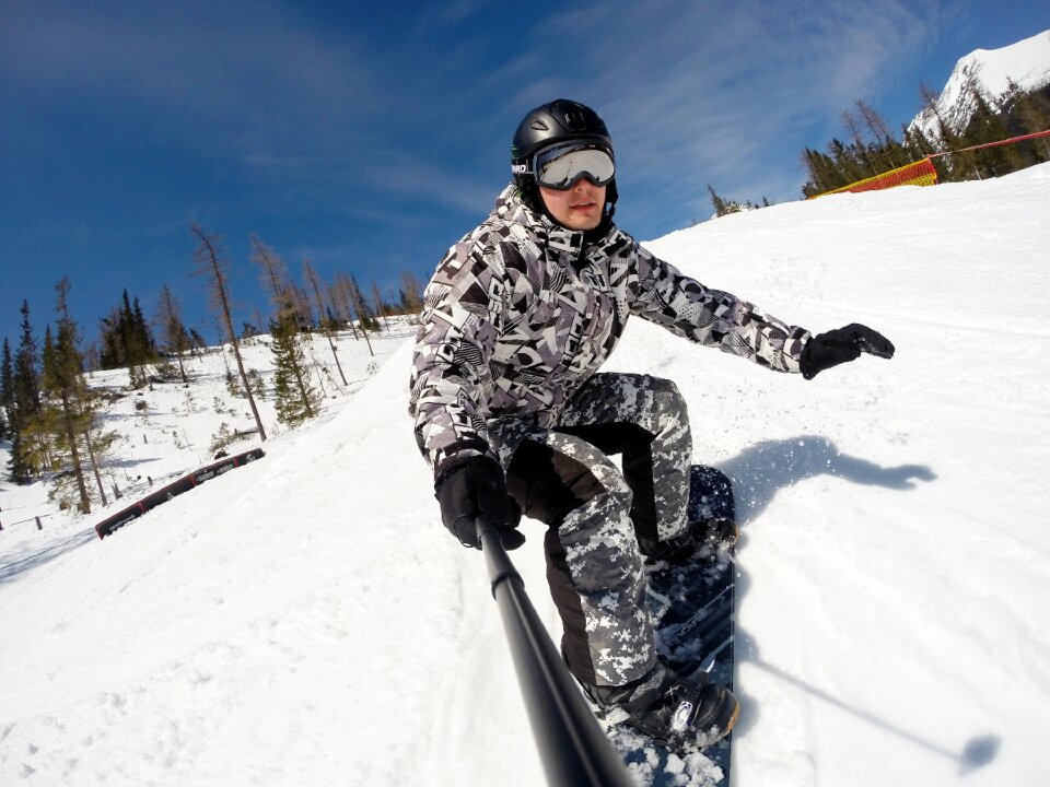 Snowboard mountains skis