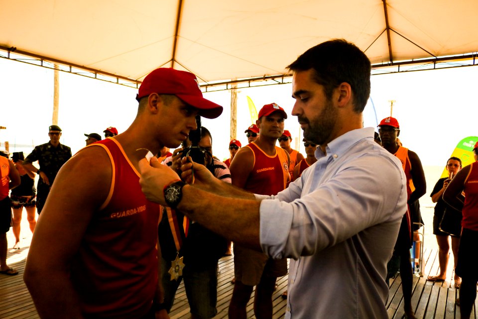 23.02.2019 - Prefeita Paula e governador Eduardo na entrega da medalha aos guarda vidas no Laranjal - Foto Michel Corvello
