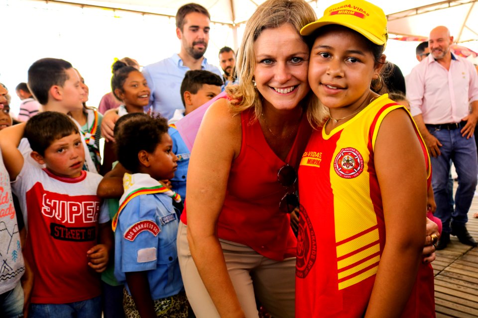 23.02.2019 - Prefeita Paula e governador Eduardo na entrega da medalha aos guarda vidas no Laranjal - Foto Michel Corvello