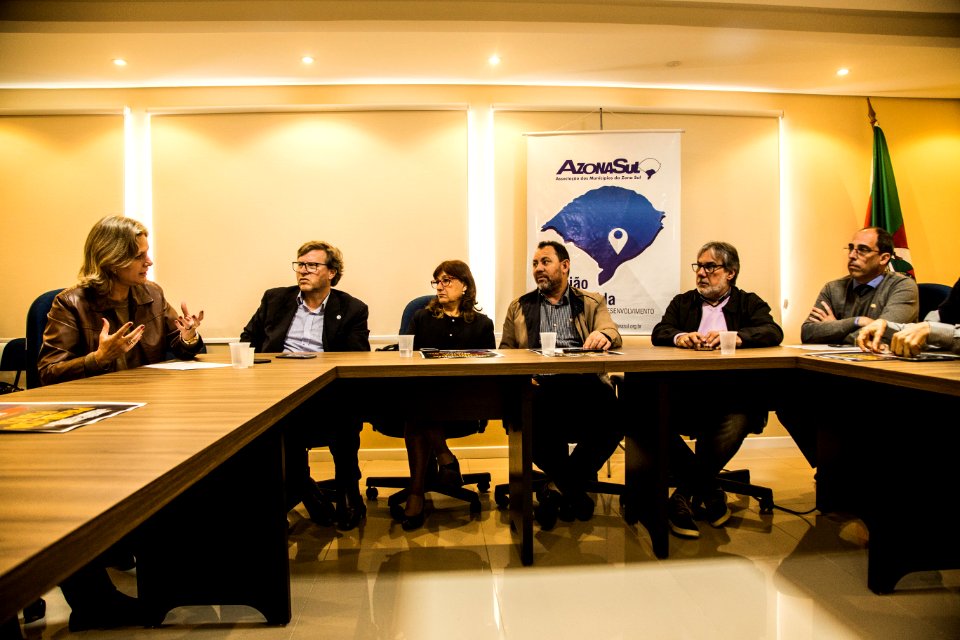 14.05.2019 - Prefeita Paula Mascarenhas em reunião de prefeitos da Azonasul para discutir os cortes orçamentários na educação - Foto: Gustavo Vara