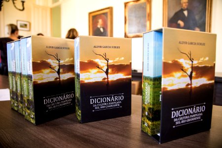 09.04.2019 - Prefeita Paula Mascarenhas  durante evento de lançamento do livro ‘Dicionário da Cultura Pampeana’ do escritor Aldyr Garcia Schlee e abertura de votação para o novo nome do Salão Nobre, com nomes sugeridos pelo próprio - Foto: Gustavo Vara