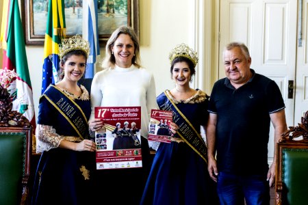 09.04.2019 - Prefeita Paula Mascarenhas recebe o convite para a 17ª Festa Municipal de Arroio do Padre, 13ª Festa do Caquí e da Maçã, 23° Aniversário de Emancipação - Foto: Gustavo Vara