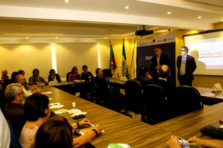 26.03.2019 - Idemar Barz representa prefeita no encontro da Famurs sobre prêmio Boas Praticas - Foto Michel Corvello