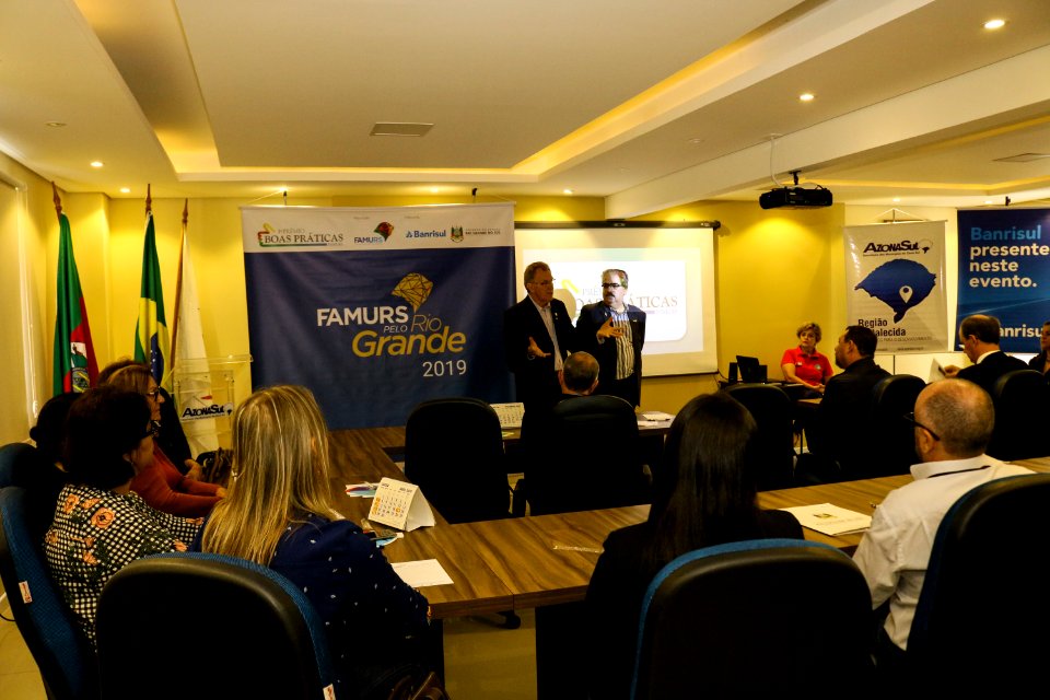 26.03.2019 - Idemar Barz representa prefeita no encontro da Famurs sobre prêmio Boas Praticas - Foto Michel Corvello