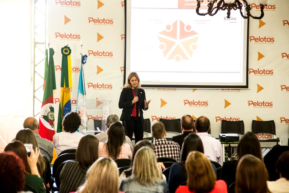 17.04.2019 - Prefeita Paula Mascarenhas realiza assinatura do termo de colaboração entre Prefeitura, via Secretaria de Assistência Social, e CIEE, tendo como objetivo a concessão de apoio para implementação das ações do programa Acesso ao Trabalho alinhad