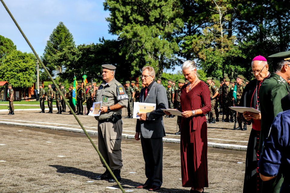 17.04.2019 - Vice-prefeito Idemar Barz é homenageado pelo Exército Brasileiro