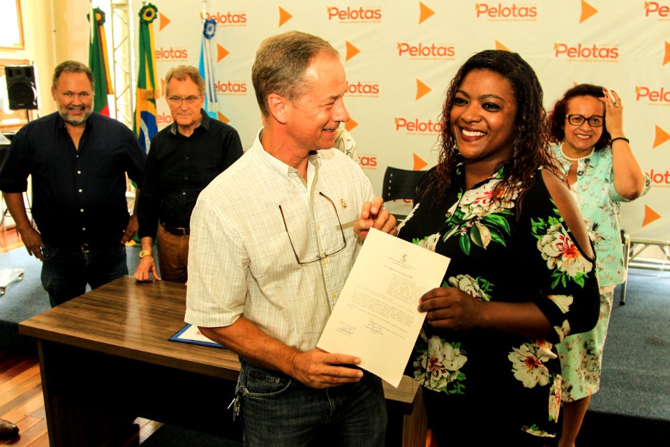 10.01.2019 - Prefeita Paula Mascarenhas realiza assinatura da lei que declara de utilidade pública seis cooperativas - Foto: Gustavo Vara