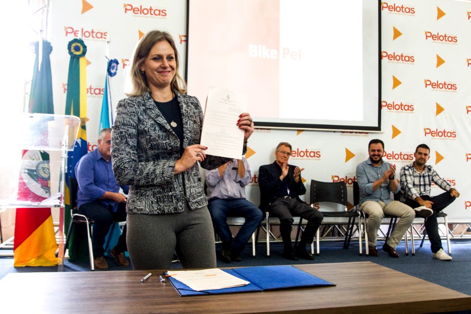 12.04.2019 - Prefeita Paula Mascarenhas realiza assinatura do decreto 6.165 que regulamenta o Bikepel  - Foto: Gustavo Vara