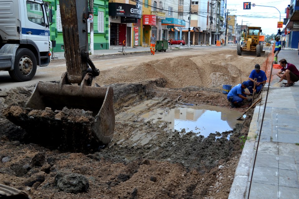 08.03.2019 - Obras na rua Marechal Deodoro
