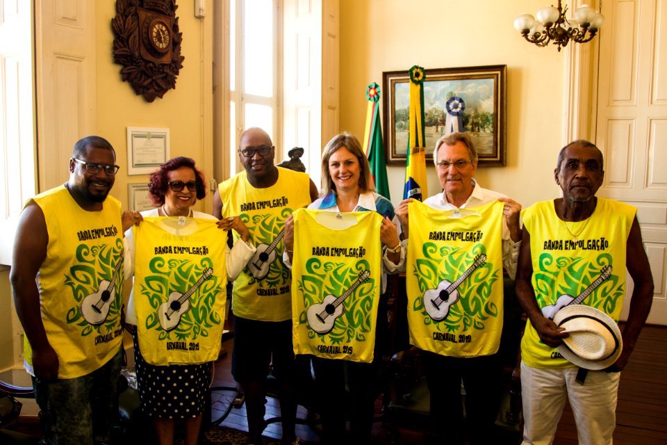 01.03.2019 - Prefeita Paula Mascarenhas e o vice Idemar Barz durante visita da diretoria da Banda Empolgação para entrega do abadá - Foto: Gustavo Vara