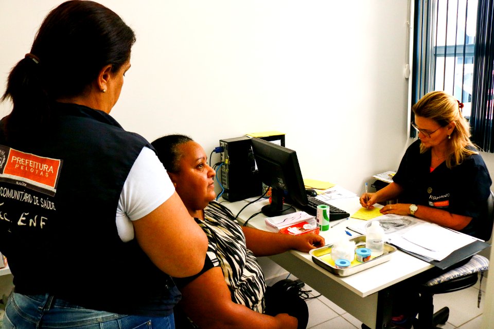 14.03.2018 - Atendimento com auriculoterapia a grupo crônico na UBS Virgílio Costa - Foto Michel Corvello