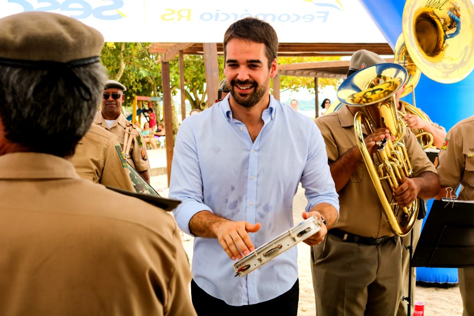 23.02.2019 - Prefeita Paula e governador Eduardo na entrega da medalha aos guarda vidas no Laranjal - Foto Michel Corvello