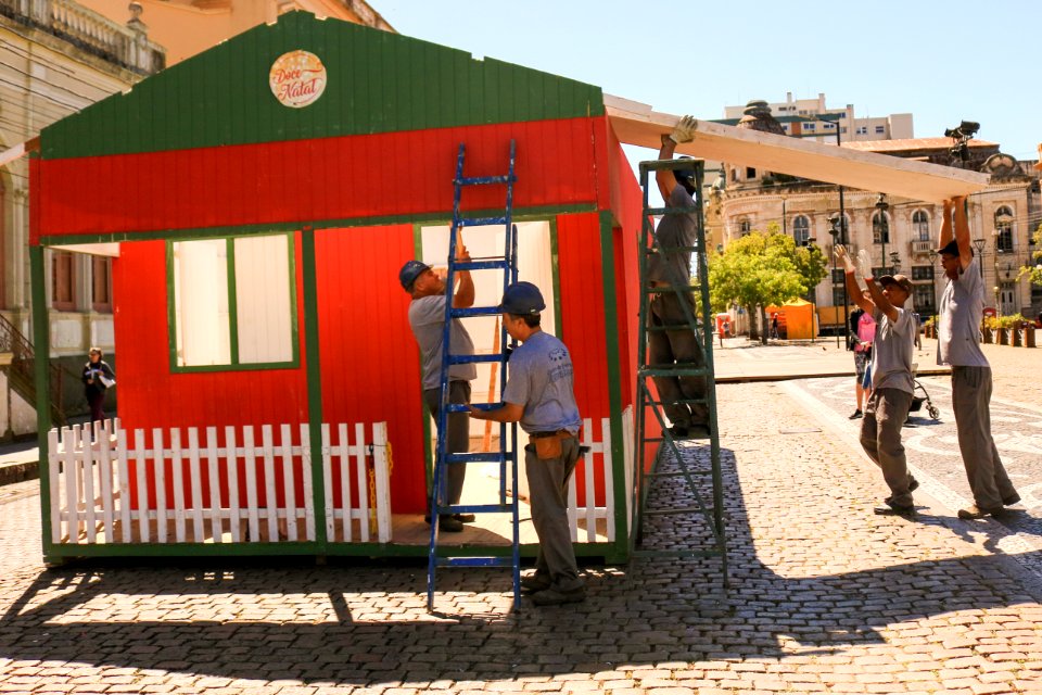 03.12.2018 - Montagem da decoração do Pelotas Doce Natal - Foto Michel Corvello