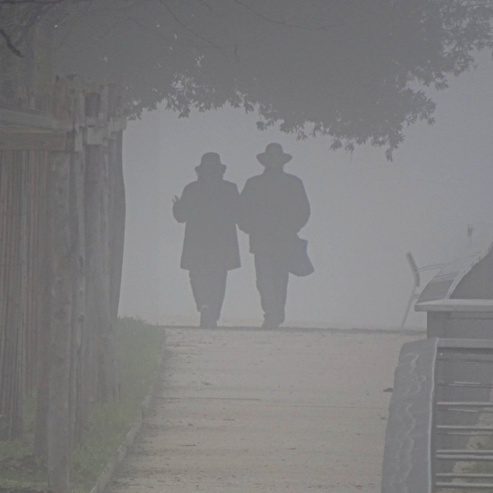 Silhouettes libournaises sur les quais brumeux de Libourne photo