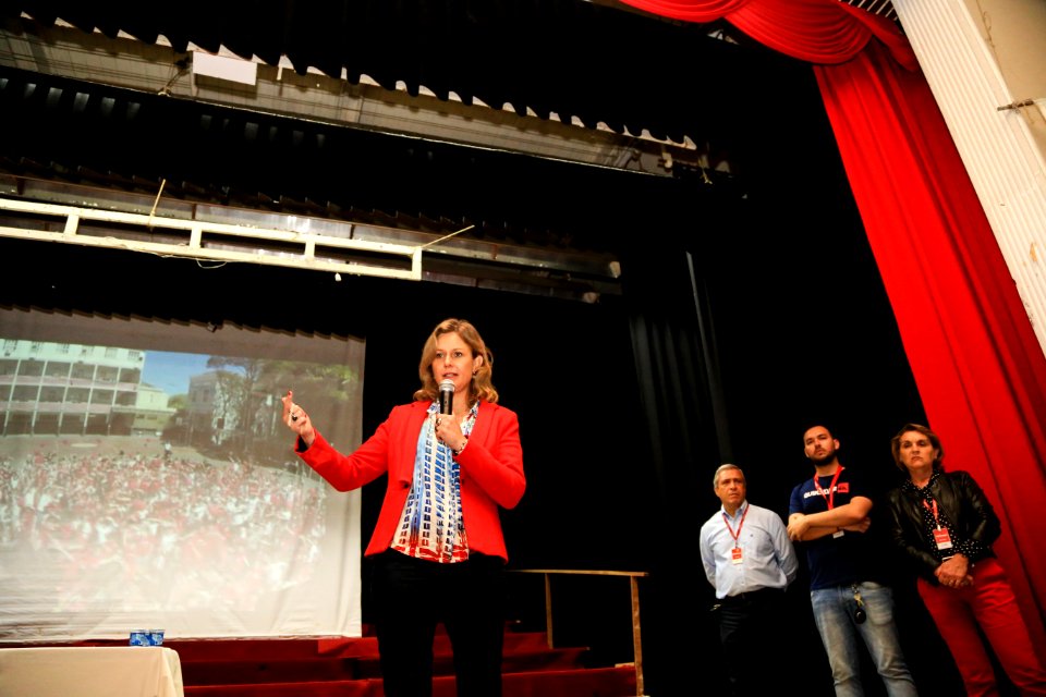 09.10.2018 - Prefeita Paula Mascarenhas durante palestra aos alunos do 9° ano do Colégio Gonzaga - Foto: Gustavo Vara