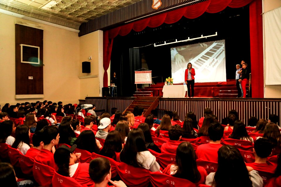 09.10.2018 - Prefeita Paula Mascarenhas durante palestra aos alunos do 9° ano do Colégio Gonzaga - Foto: Gustavo Vara