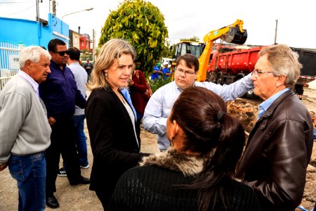 11.10.2018 - Prefeita Paula Mascarenhas e o vice Idemar Barz realizam a entrega de veículos no reservatório R5, entrega de máquinas e visita nas obras do Sanep,  no Fragata - Foto: Gustavo Vara